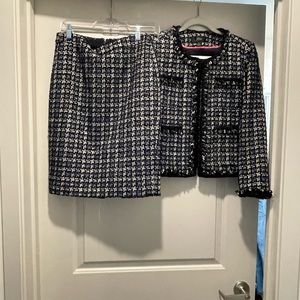 Selling skirt and blazer (2 for 1). Skirt is a 0 and blazer is a 4.